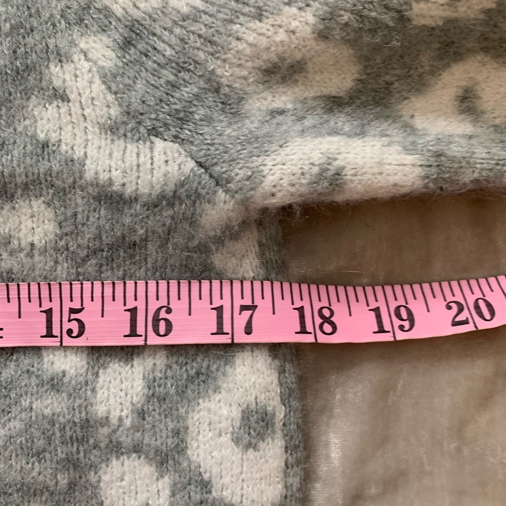 D O N A T E D 
Old Navy sweater size small 🩶 - Picture 5 of 7